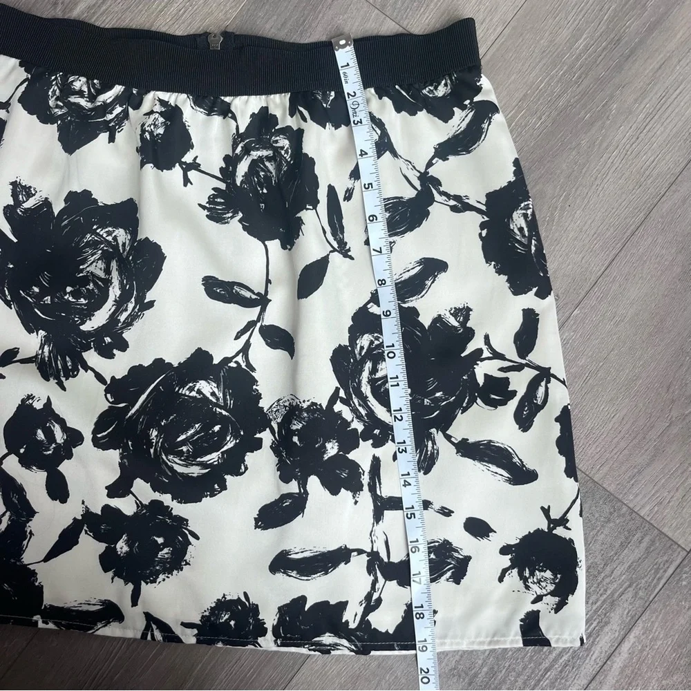 LOFT Black and White Floral Mini Skirt - Picture 4 of 8